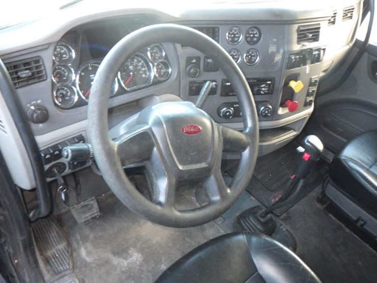 2015-peterbilt-579-image-18