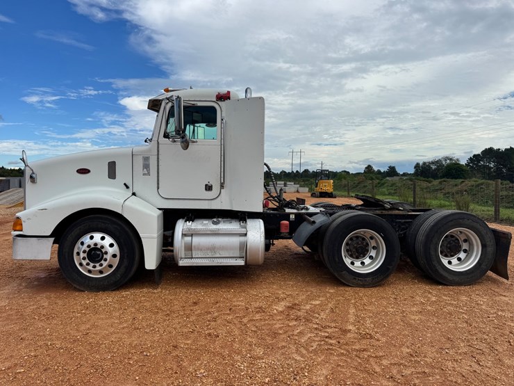 2001-peterbilt-385-image-2