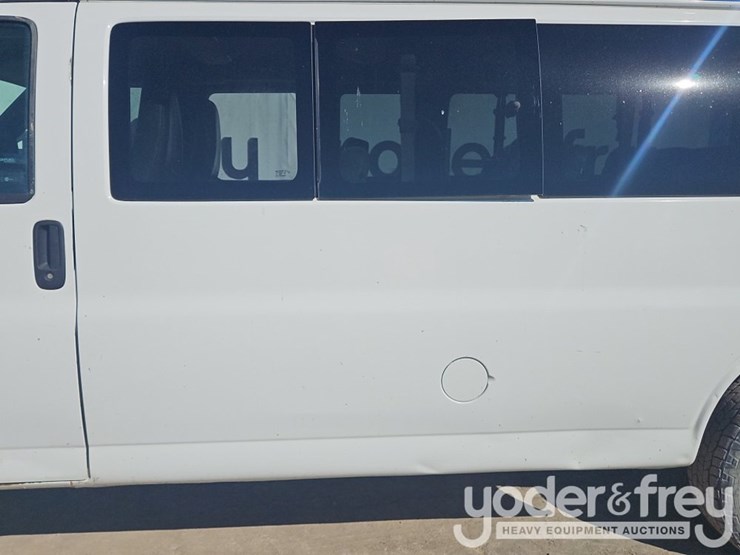 2017-chevrolet-3500-image-38