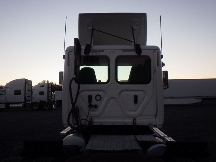 2018-freightliner-cascadia-125-image-10