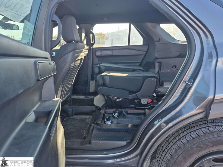 2020-ford-explorer-image-14