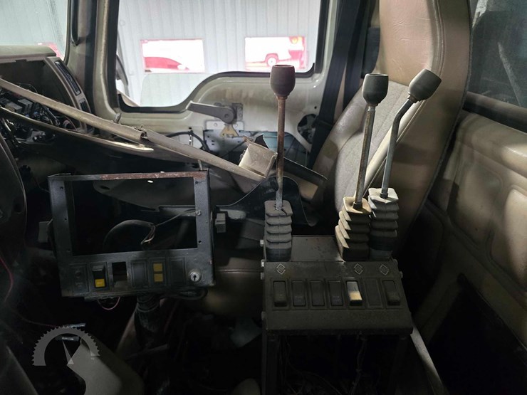 2005-mack-granite-cv713-image-15