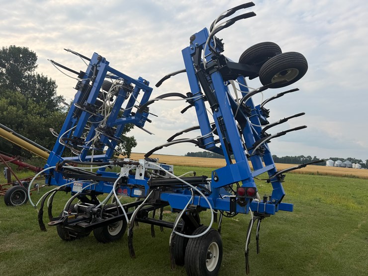 47'-model-tb47-nh3-applicator,-raven-control,-excellent-condition.-note:-this-piece-of-equipment-has-been-stored-inside-and-is-as-nice-as-you'll-ever-find.-includes-pallet-of-extra-nh3-drops-image-8