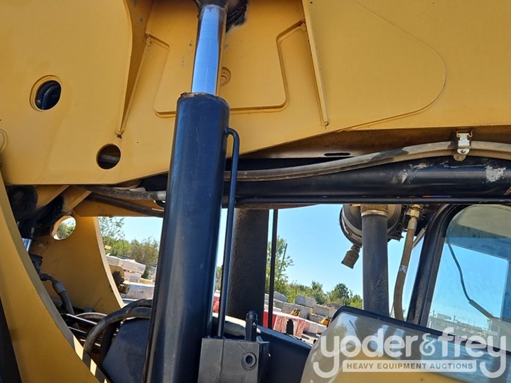2014-caterpillar-tl1055c-image-28