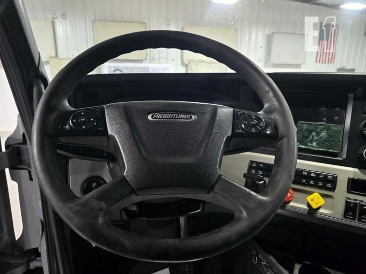 2020-freightliner-cascadia-126-image-10