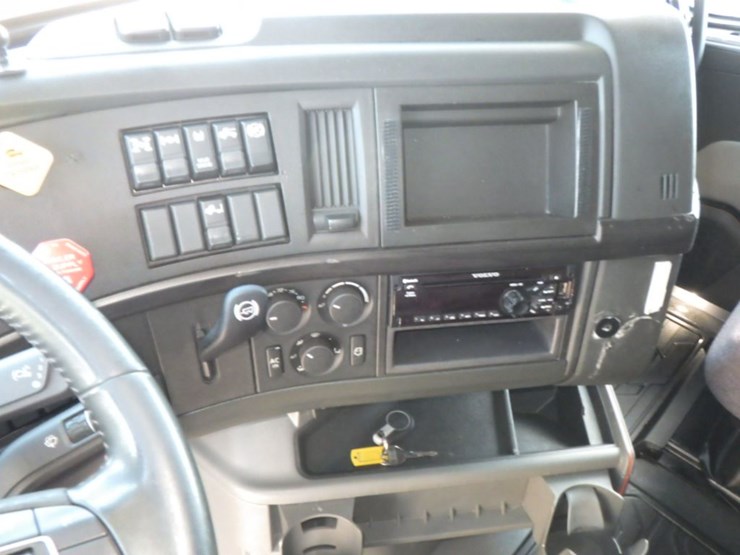 2020-volvo-vnl860-image-19