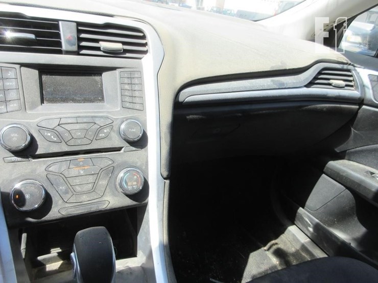 2016-ford-fusion-se-image-7