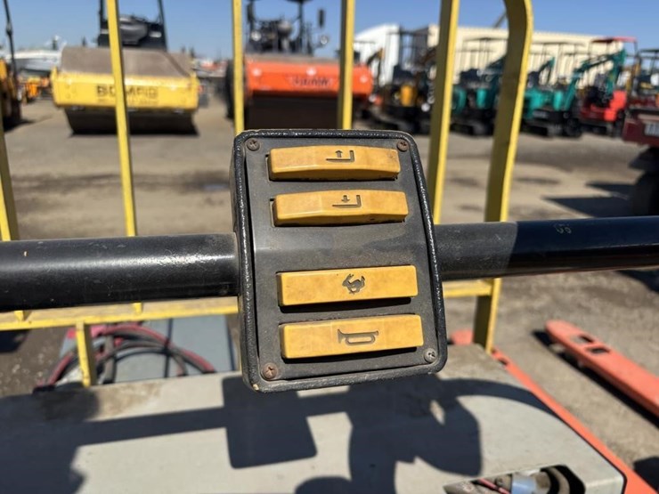 hyster-b60xt-pallet-lift-image-8
