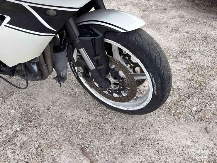 2006-yamaha-yzf-r1-motorcycle-image-11