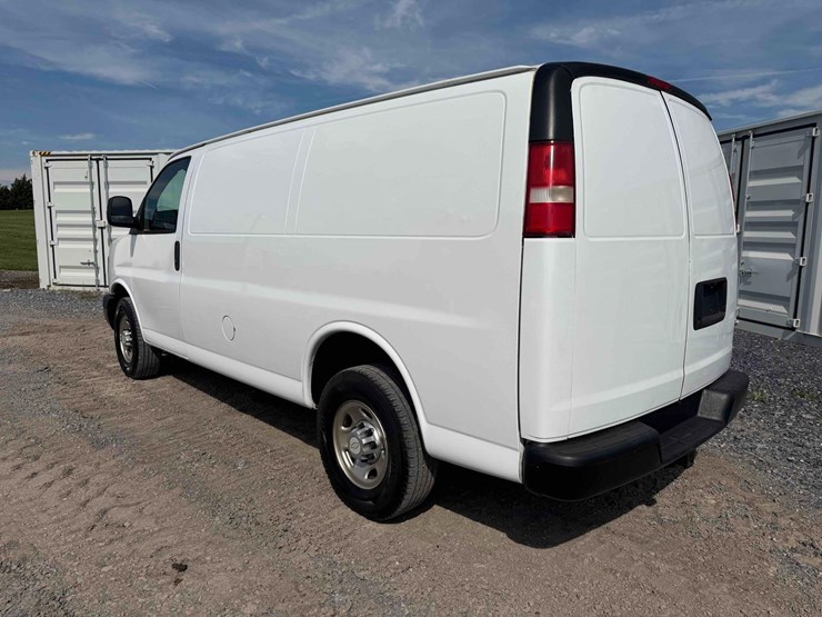 2010-chevrolet-cargo-van-image-3