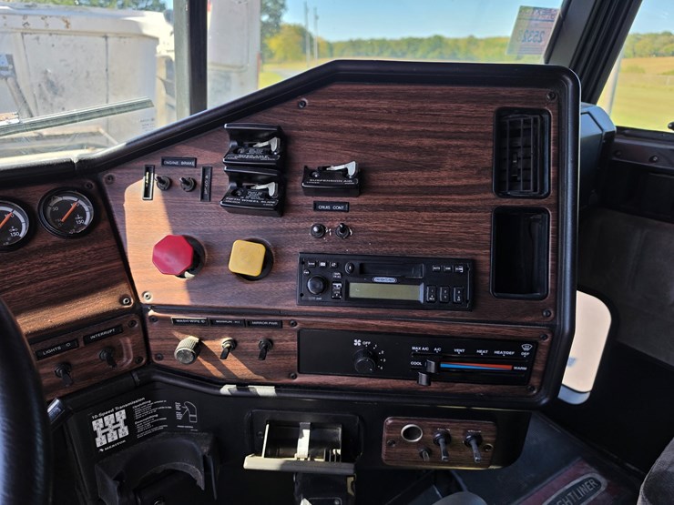 2001-freightliner-fld120-image-51