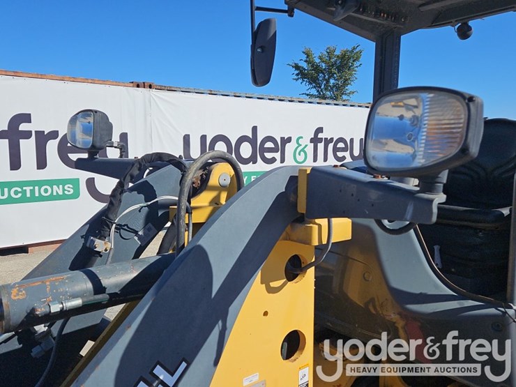 2019-deere-204l-image-25