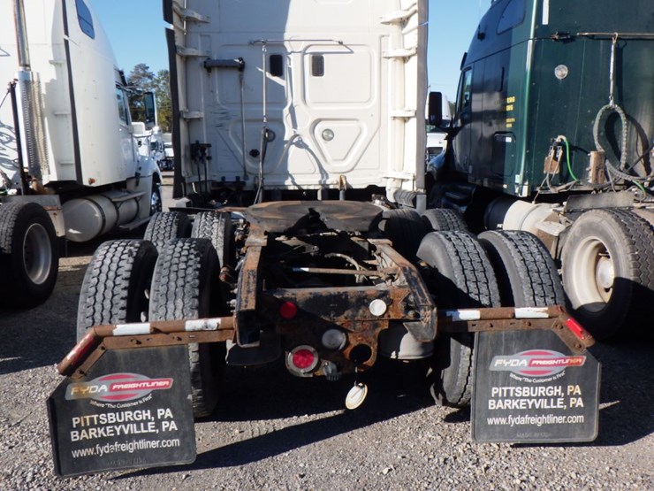 2015-freightliner-cascadia-125-image-11