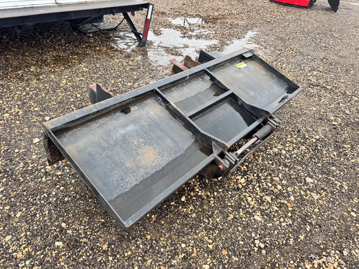 #8222-•-12’-flatbed-w/-lift-gate-image-3