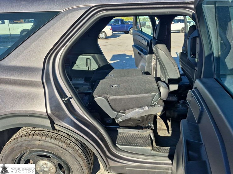 2020-ford-explorer-image-27