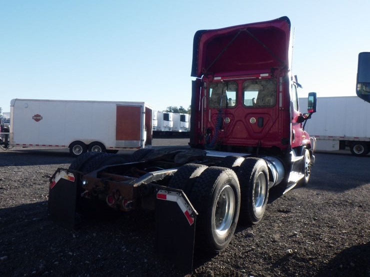 2017-freightliner-cascadia-125-image-7