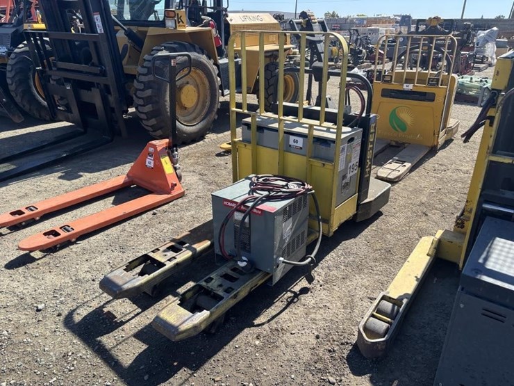 hyster-b60xt-pallet-lift-image-1