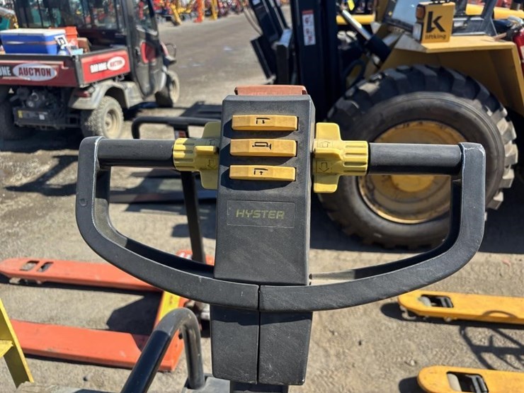hyster-b60xt-pallet-lift-image-7