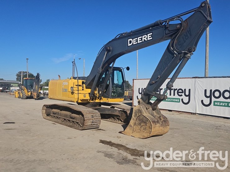2011-deere-200d-image-7