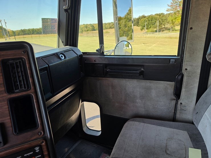 2001-freightliner-fld120-image-49
