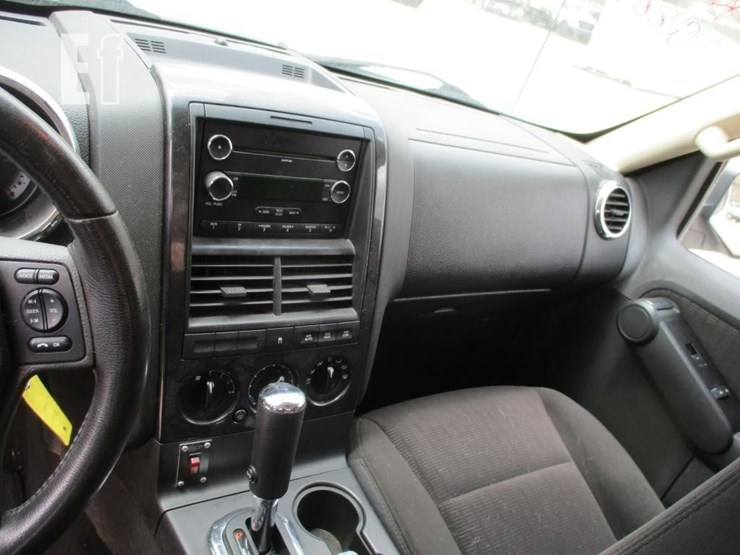 2010-ford-explorer-xlt-image-10