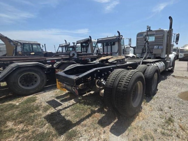 2018-peterbilt-367-image-3