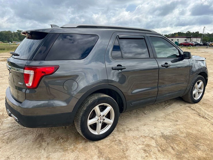 2016-ford-explorer-image-3