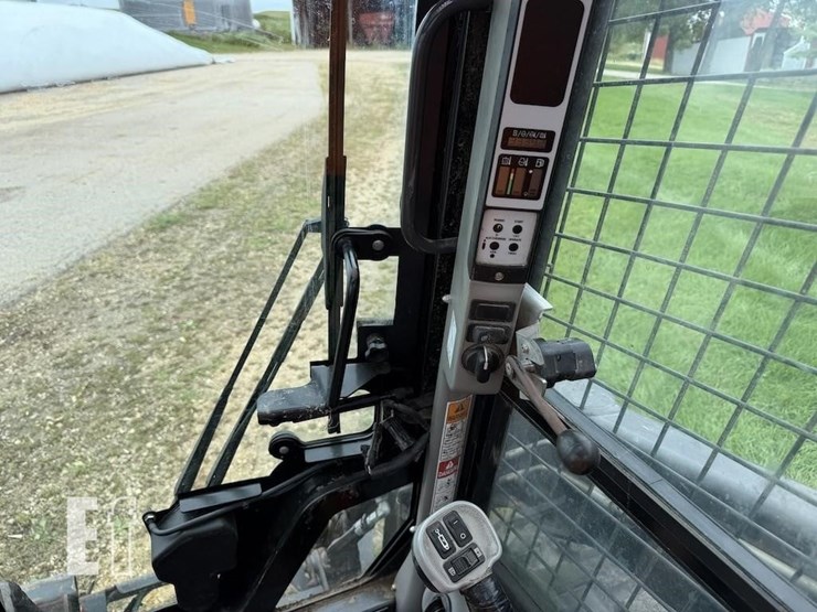 new-holland-l220-image-10