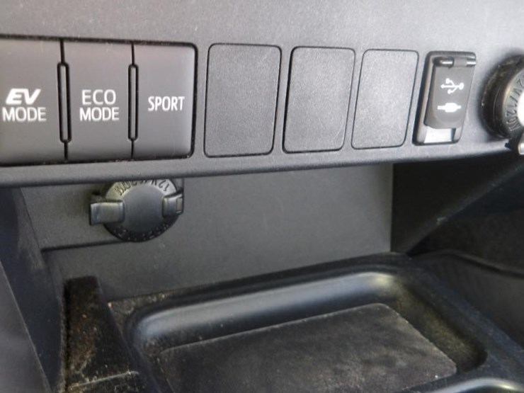 2017-toyota-rav4-xle-image-20