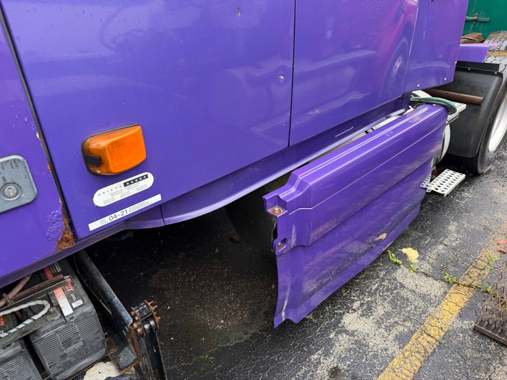 #1662-•-volvo-sleeper-cab-truck-tractor-image-12