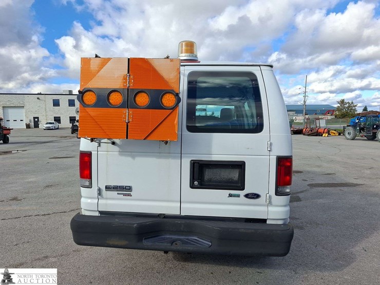 2013-ford-cargo-image-6