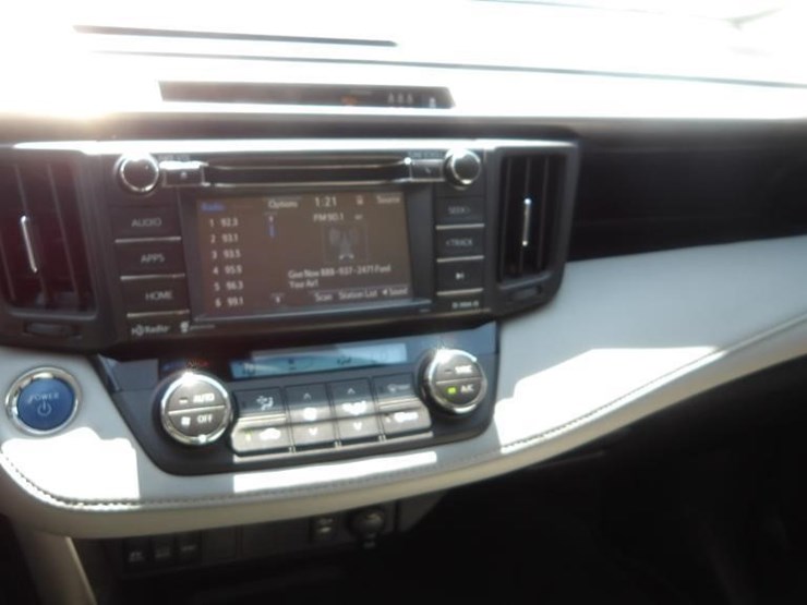 2017-toyota-rav4-xle-image-19
