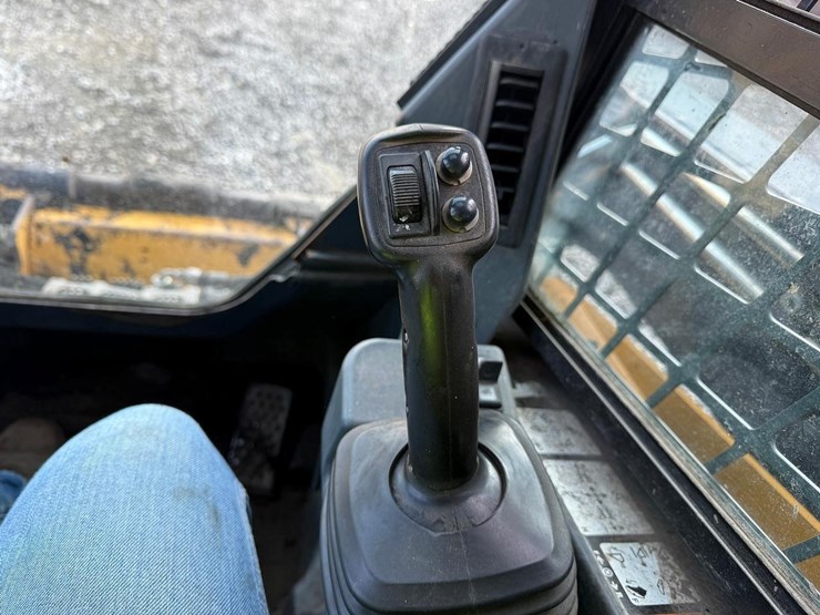 2016-deere-326e-image-16