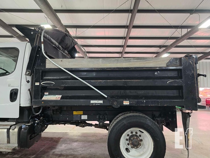 2016-freightliner-m2-106-image-16