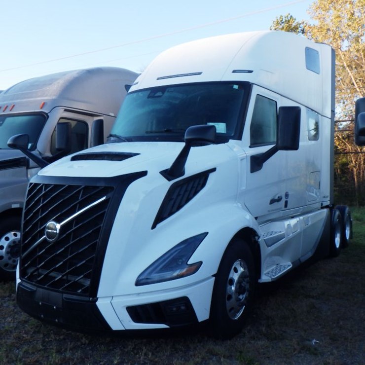 2025 VOLVO VNL860