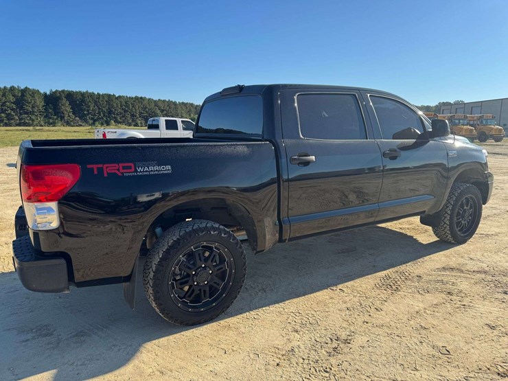 2011-toyota-tundra-sr5-image-3