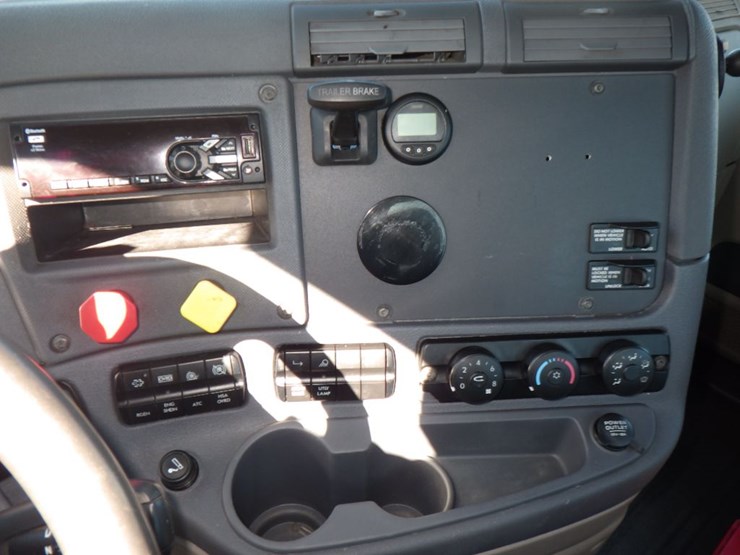 2018-freightliner-cascadia-125-image-13