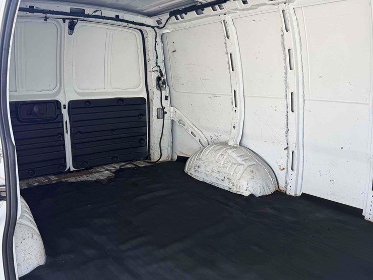 2010-chevrolet-cargo-van-image-12