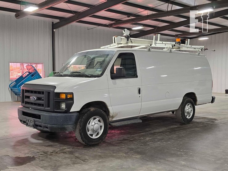 2013-ford-econoline-350-image-1