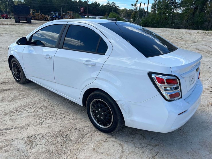 2019-chevrolet-sonic-4-door-sedan-(117,687-miles)-image-2