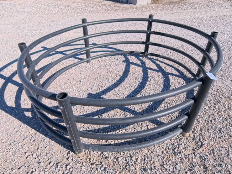 #2012-•-century-livestock-round-bale-horse-feeder-image-1