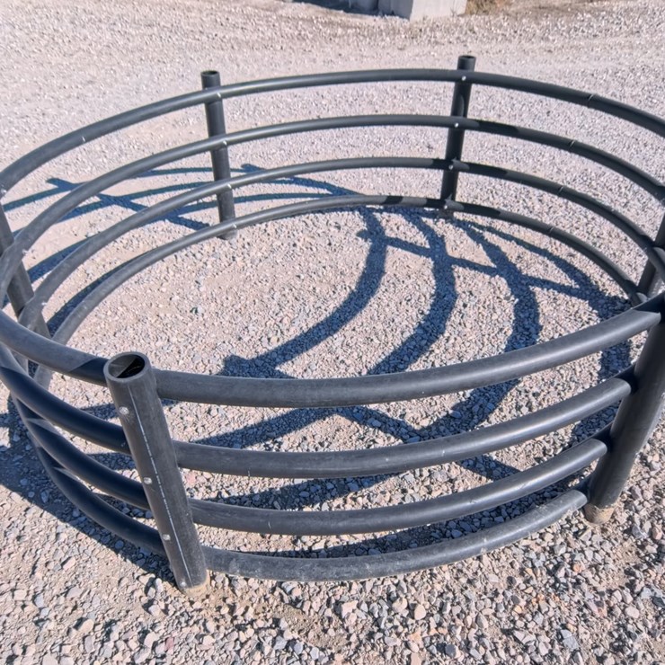 #2012 • CENTURY LIVESTOCK Round Bale Horse Feeder