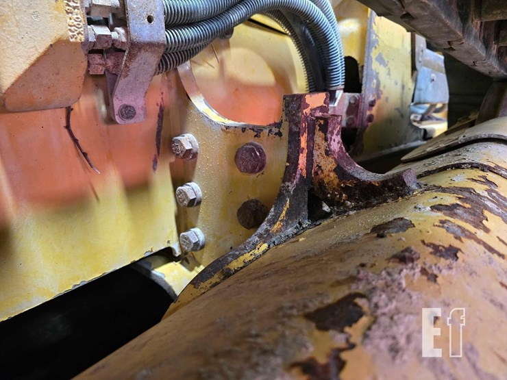 2022-caterpillar-d1-image-34