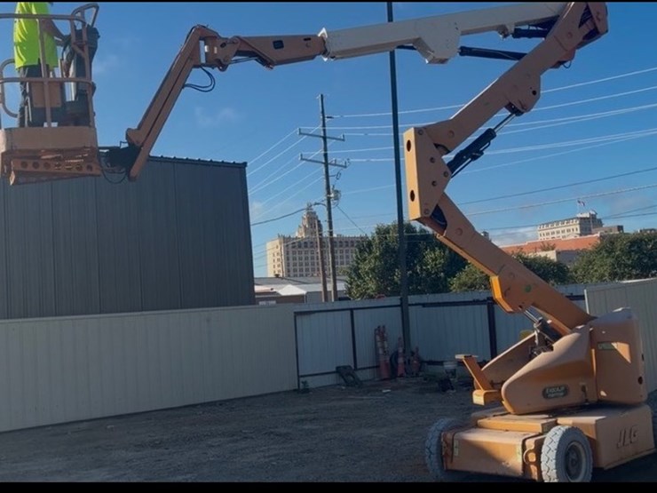 2011-jlg-e400ajpn-image-1
