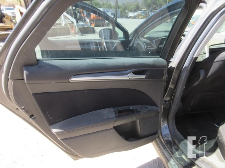 2016-ford-fusion-se-image-13