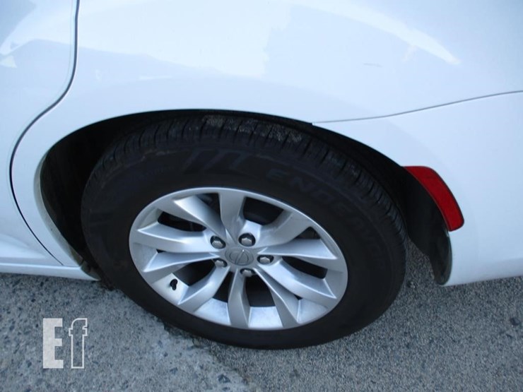 2021-chrysler-300-image-14