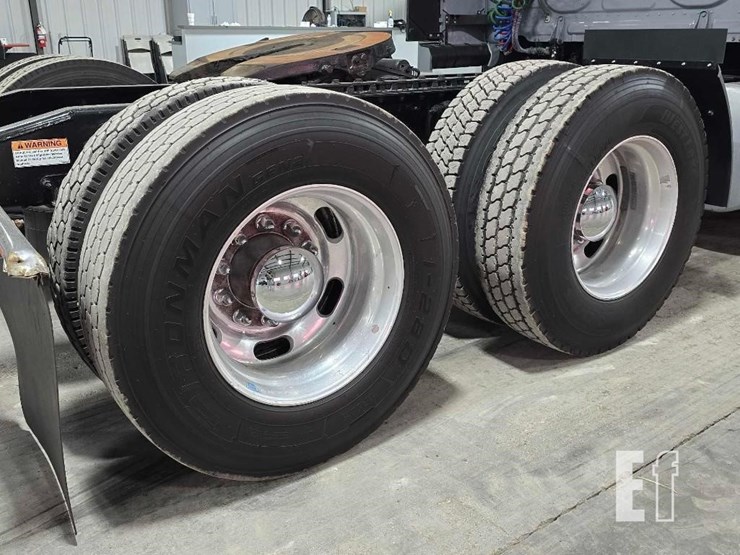 2020-freightliner-cascadia-126-image-31
