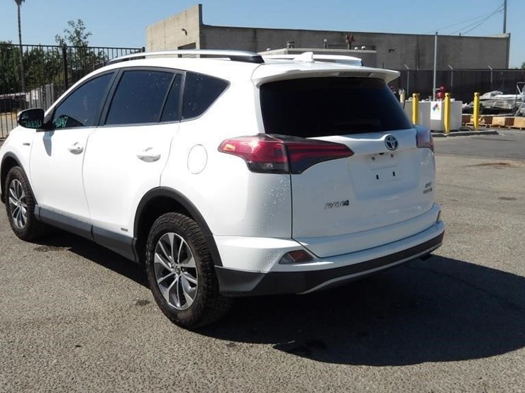 2017-toyota-rav4-xle-image-4