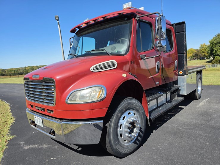 2007-freightliner-m2-106-image-1