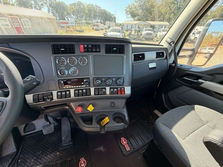 2024-kenworth-t880-image-36